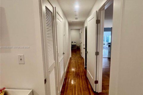 House in Coral Gables, Florida 4 bedrooms, 218.6 sq.m. № 2082879 - photo 20