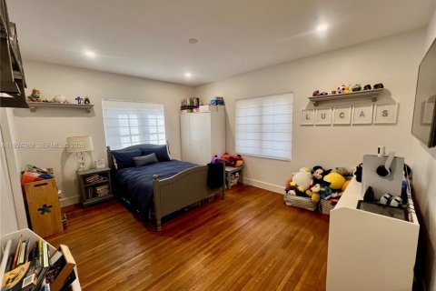 House in Coral Gables, Florida 4 bedrooms, 218.6 sq.m. № 2082879 - photo 23