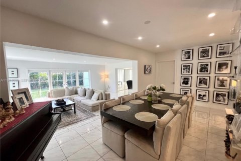 House in Coral Gables, Florida 4 bedrooms, 218.6 sq.m. № 2082879 - photo 12