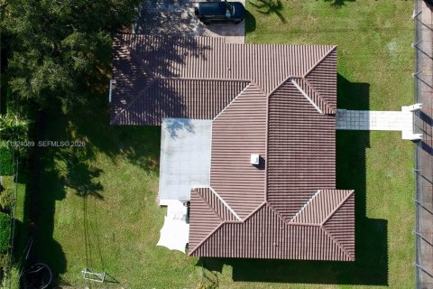 House in Coral Gables, Florida 4 bedrooms, 218.6 sq.m. № 2082879 - photo 2
