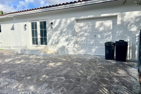 House in Coral Gables, Florida 4 bedrooms, 218.6 sq.m. № 2082879 - photo 29