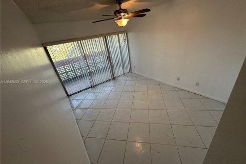 Condo in Lauderhill, Florida, 2 bedrooms  № 2054813 - photo 13