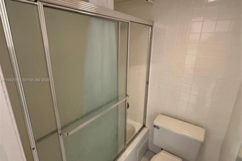 Condominio en alquiler en Lauderhill, Florida, 2 dormitorios, 102.66 m2 № 2054813 - foto 1