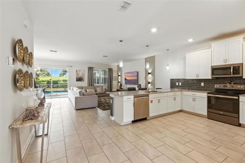 House in Davenport, Florida 9 bedrooms, 363.71 sq.m. № 1834742 - photo 4