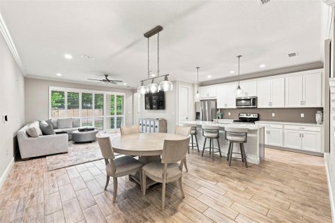 Townhouse in Oldsmar, Florida 3 bedrooms, 207.17 sq.m. № 2324886 - photo 3