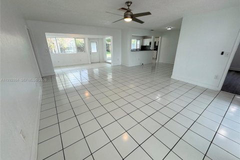 Casa en alquiler en Sunrise, Florida, 4 dormitorios, 180.14 m2 № 2056723 - foto 3