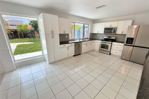 Casa en alquiler en Sunrise, Florida, 4 dormitorios, 180.14 m2 № 2056723 - foto 2