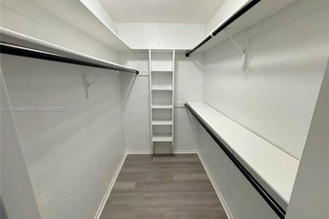 Casa en alquiler en Sunrise, Florida, 4 dormitorios, 180.14 m2 № 2056723 - foto 9