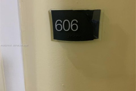 Condo à Hallandale Beach, Floride, 2 chambres  № 2270098