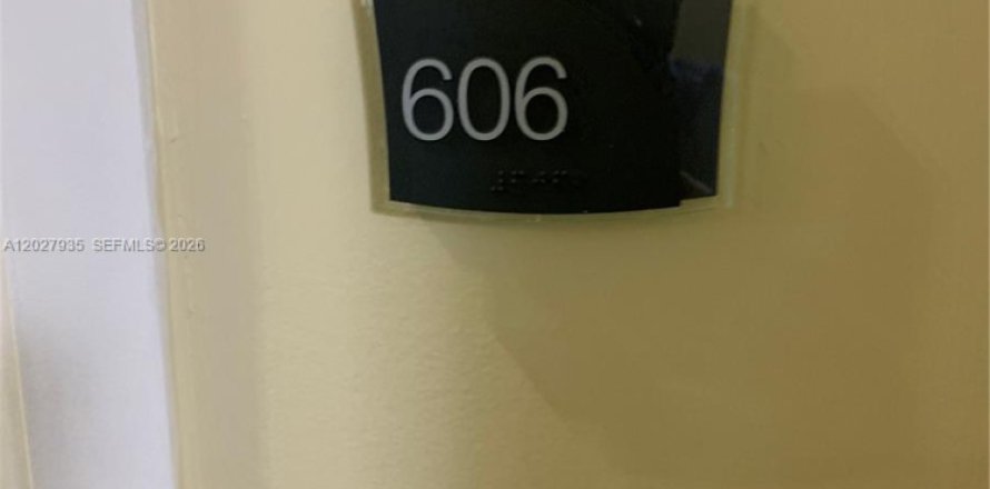 Condo à Hallandale Beach, Floride, 2 chambres  № 2270098