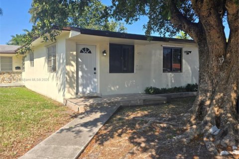 Снять в аренду виллу или дом в Норт-Майами, Флорида 2 спальни, 205.5м2, № 2034176 - фото 5