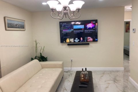 Снять в аренду виллу или дом в Норт-Майами, Флорида 2 спальни, 205.5м2, № 2034176 - фото 2