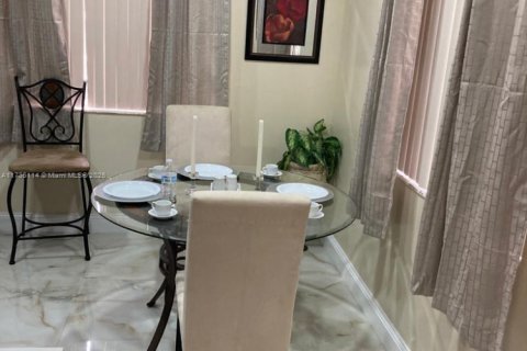 Снять в аренду виллу или дом в Норт-Майами, Флорида 2 спальни, 205.5м2, № 2034176 - фото 3