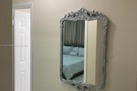 Снять в аренду виллу или дом в Норт-Майами, Флорида 2 спальни, 205.5м2, № 2034176 - фото 4