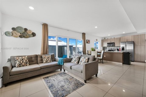 House in Florida City, Florida 5 bedrooms, 176.7 sq.m. № 2260469 - photo 7