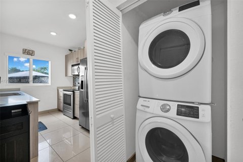 House in Florida City, Florida 5 bedrooms, 176.7 sq.m. № 2260469 - photo 13
