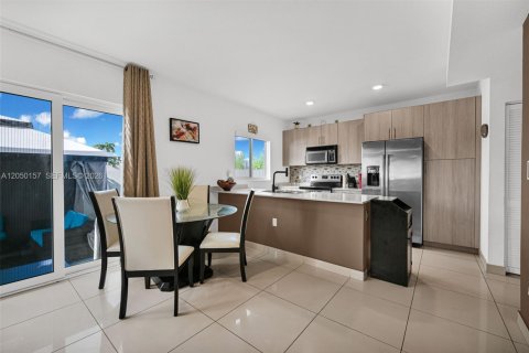 House in Florida City, Florida 5 bedrooms, 176.7 sq.m. № 2260469 - photo 8