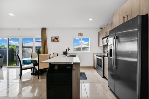 House in Florida City, Florida 5 bedrooms, 176.7 sq.m. № 2260469 - photo 9