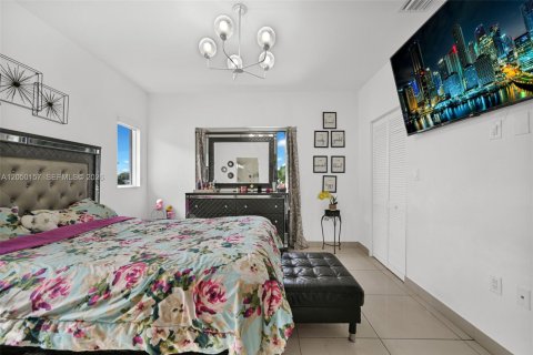 House in Florida City, Florida 5 bedrooms, 176.7 sq.m. № 2260469 - photo 24