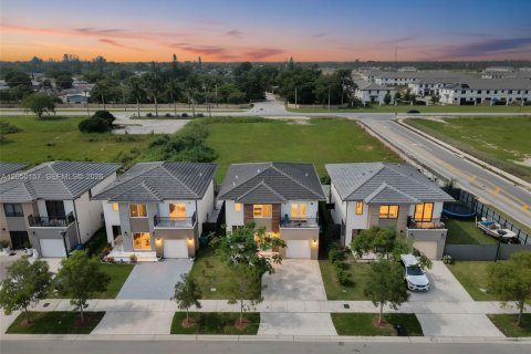 Casa en Florida City, Florida 5 dormitorios, 176.7 m2 № 2260469