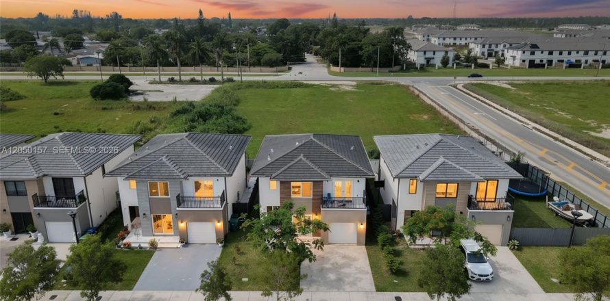House in Florida City, Florida 5 bedrooms, 176.7 sq.m. № 2260469