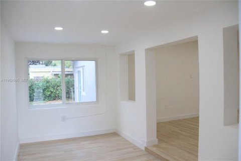 House in Miami, Florida 2 bedrooms, 142.7 sq.m. № 2007452 - photo 2