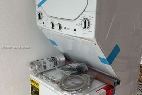 House in Miami, Florida 2 bedrooms, 142.7 sq.m. № 2007452 - photo 13