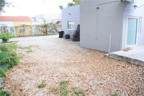 House in Miami, Florida 2 bedrooms, 142.7 sq.m. № 2007452 - photo 18