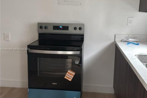 House in Miami, Florida 2 bedrooms, 142.7 sq.m. № 2007452 - photo 12