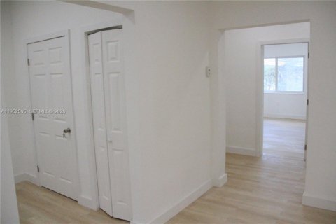 House in Miami, Florida 2 bedrooms, 142.7 sq.m. № 2007452 - photo 10