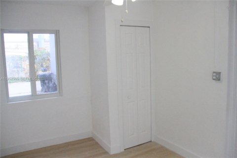 House in Miami, Florida 2 bedrooms, 142.7 sq.m. № 2007452 - photo 5