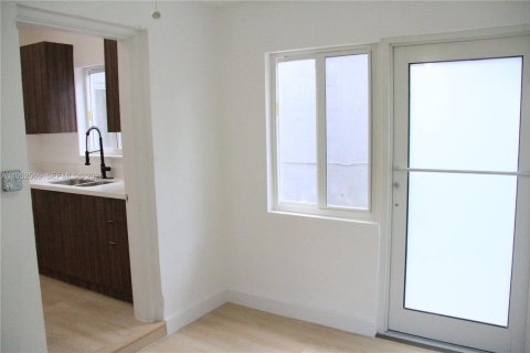 House in Miami, Florida 2 bedrooms, 142.7 sq.m. № 2007452 - photo 9