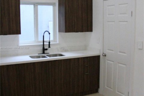 House in Miami, Florida 2 bedrooms, 142.7 sq.m. № 2007452 - photo 11