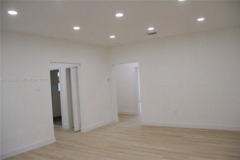 House in Miami, Florida 2 bedrooms, 142.7 sq.m. № 2007452 - photo 3