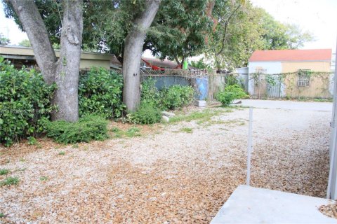 House in Miami, Florida 2 bedrooms, 142.7 sq.m. № 2007452 - photo 17