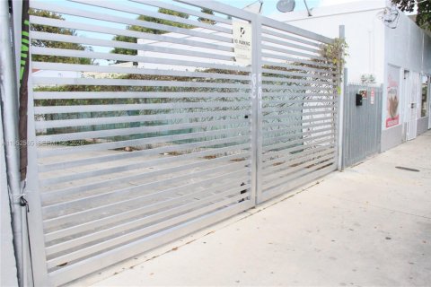 House in Miami, Florida 2 bedrooms, 142.7 sq.m. № 2007452 - photo 15