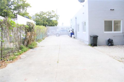 House in Miami, Florida 2 bedrooms, 142.7 sq.m. № 2007452 - photo 16