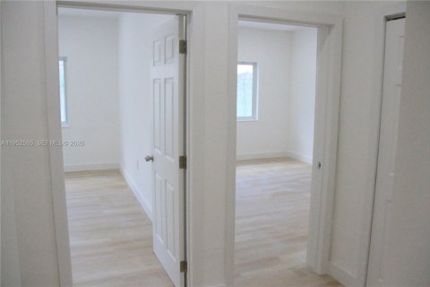 House in Miami, Florida 2 bedrooms, 142.7 sq.m. № 2007452 - photo 8