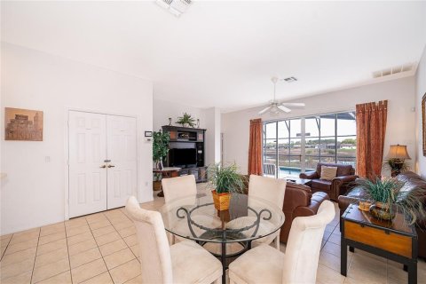 House in Davenport, Florida 5 bedrooms, 265.05 sq.m. № 2097554 - photo 13
