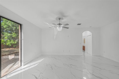Casa en venta en Homestead, Florida, 5 dormitorios, 253.81 m2 № 2030350 - foto 13