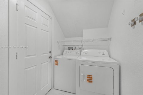 Casa en venta en Homestead, Florida, 5 dormitorios, 253.81 m2 № 2030350 - foto 17