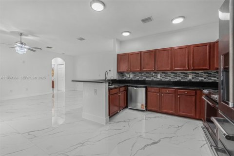 Casa en venta en Homestead, Florida, 5 dormitorios, 253.81 m2 № 2030350 - foto 11