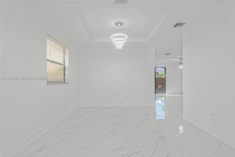 Casa en venta en Homestead, Florida, 5 dormitorios, 253.81 m2 № 2030350 - foto 8