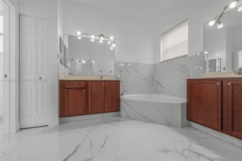 Casa en venta en Homestead, Florida, 5 dormitorios, 253.81 m2 № 2030350 - foto 24