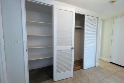 Condo in Sunny Isles Beach, Florida, 1 bedroom  № 1750456 - photo 12
