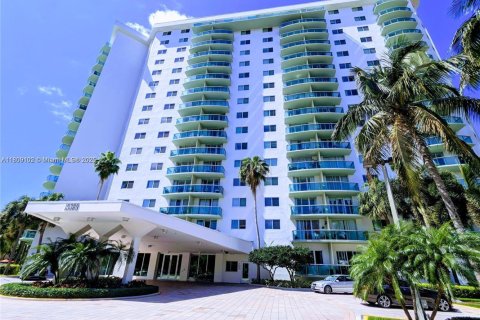 Condo in Sunny Isles Beach, Florida, 1 bedroom  № 1750456 - photo 1