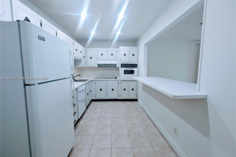 Condo in Sunny Isles Beach, Florida, 1 bedroom  № 1750456 - photo 2