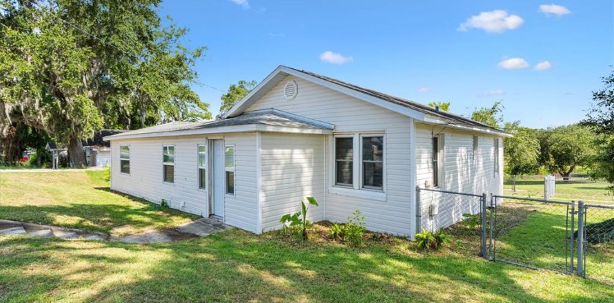 House in Leesburg, Florida 3 bedrooms, 135.08 sq.m. № 2235658