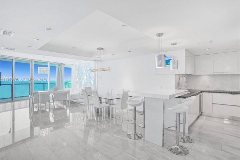 Condo in Sunny Isles Beach, Florida, 2 bedrooms  № 2002551