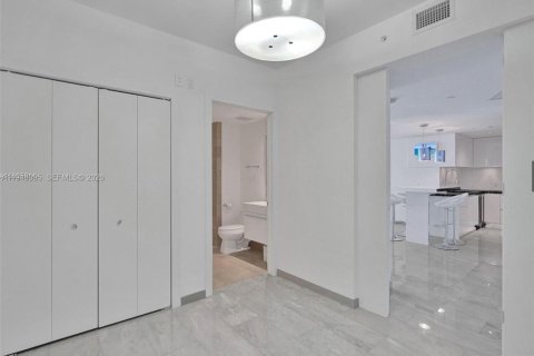 Condo in Sunny Isles Beach, Florida, 2 bedrooms  № 2002551 - photo 17